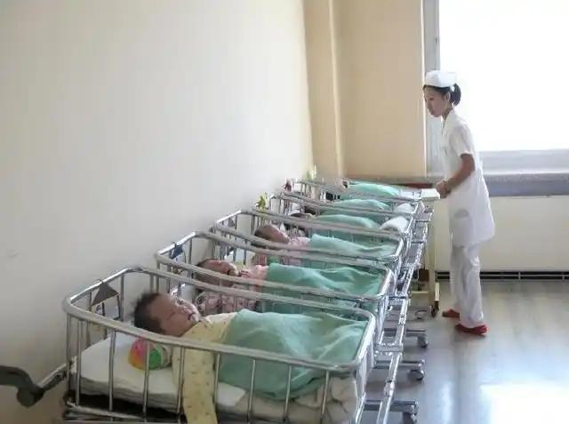[月亮]到底要花多少钱，年轻人才愿意生孩子？中国为什么没有在2015年产生新的婴
