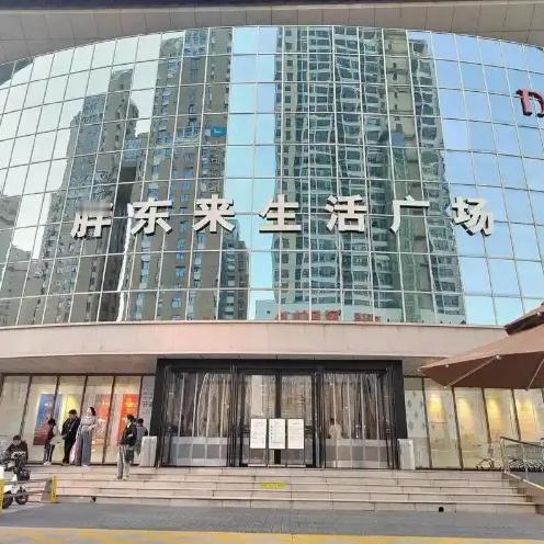 河南许昌胖东来
生活广场店周边摊贩称，
该店每周二闭店时，整条街都不出摊。

 