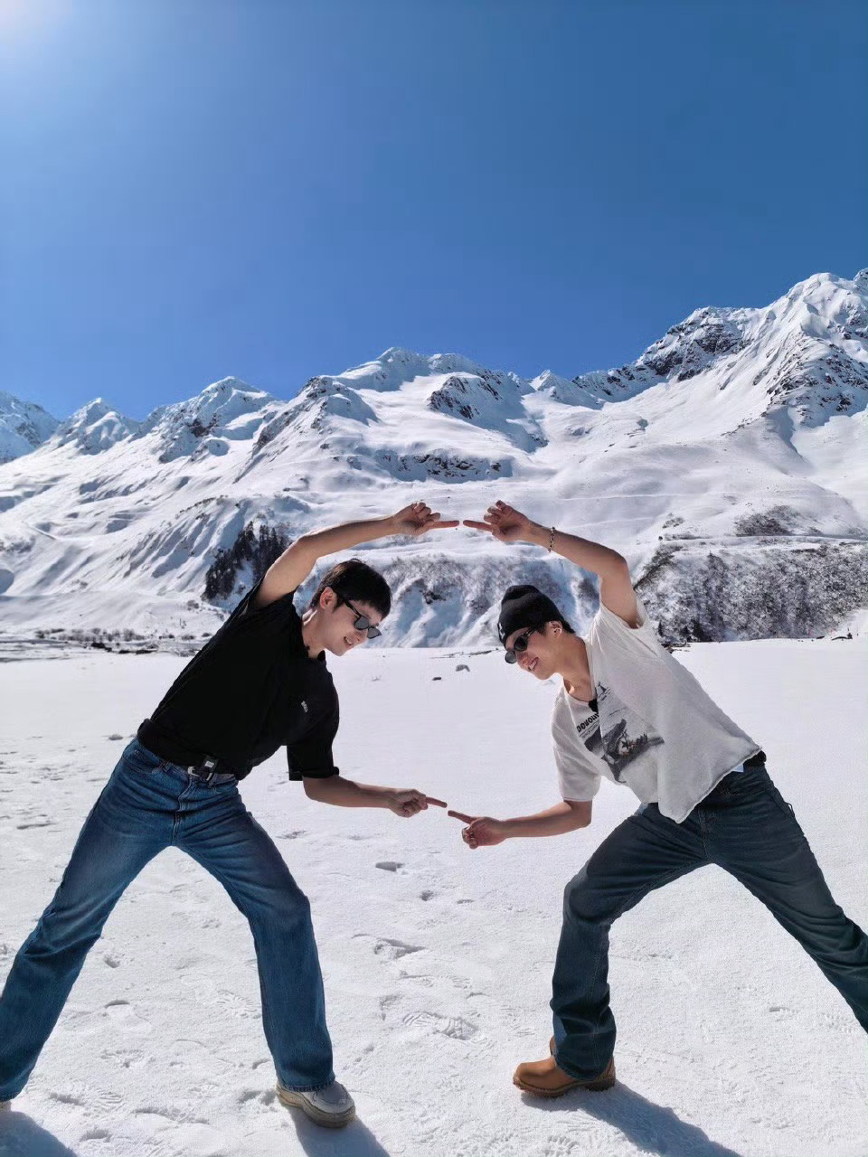 十个勤天种地吧蒋敦豪王一珩 这一大一小在雪山🏔️穿短袖🐮🐮🐮 