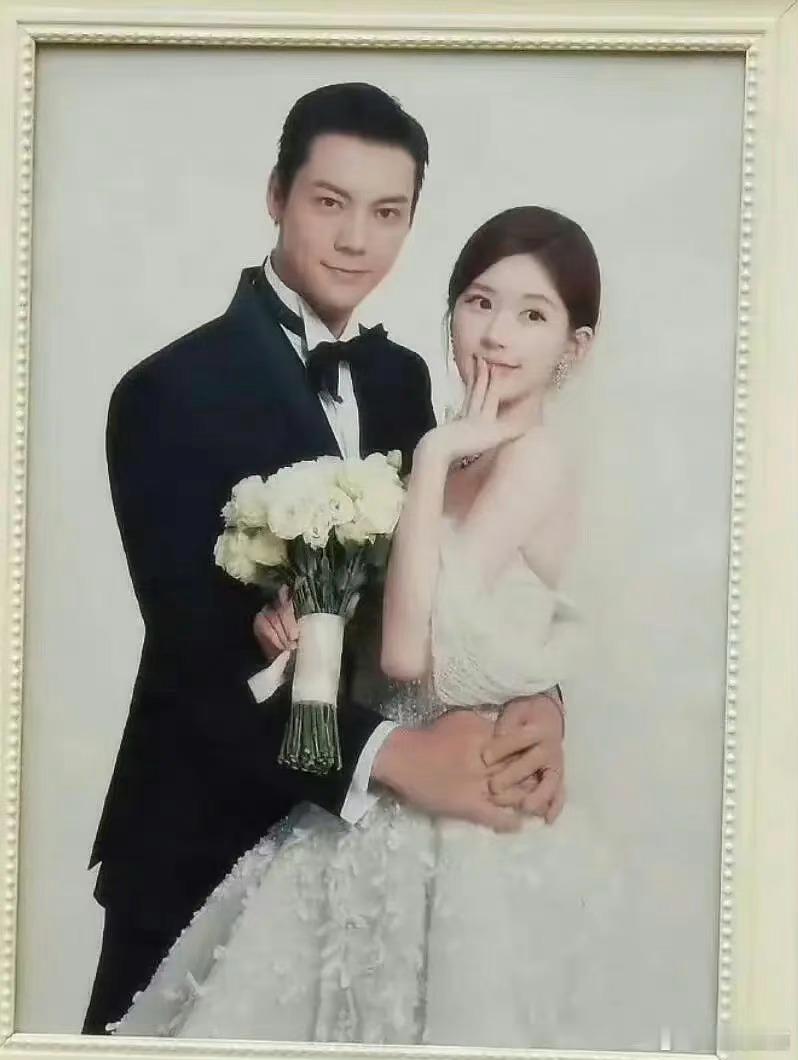 陈伟霆的巨人手是赵露思粉丝P的吧？为了赵露思的腰显得更细？帅哥工伤了… ​​​