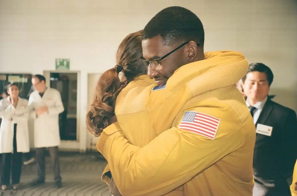 📷《挽救计划》女演员米拉娜·薇恩翠在ig 分享了一组片场照，就像是片中角色用镜