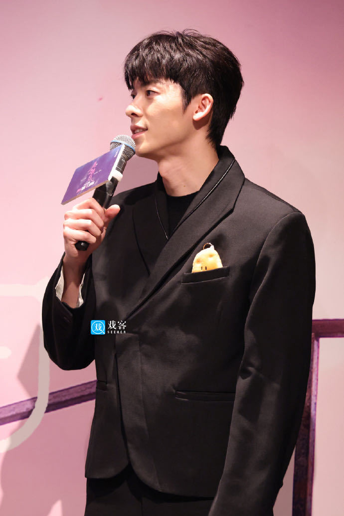 许光汉回应吻到翘脚许光汉回应吻到翘脚这段我能循环一百遍，笑着认账的样子也太乖了，