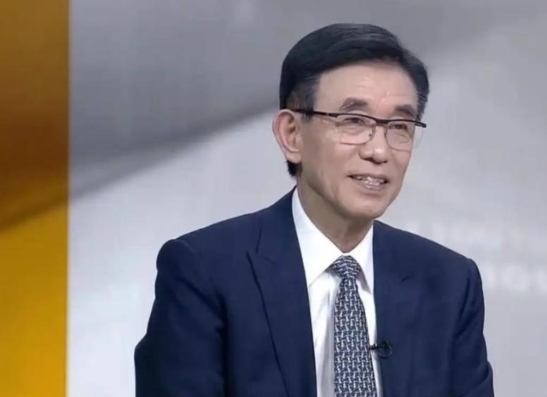 比芯片断供更可怕的情况出现了！中国物理博士尹志尧直言：美国芯片专家中，很大部分是