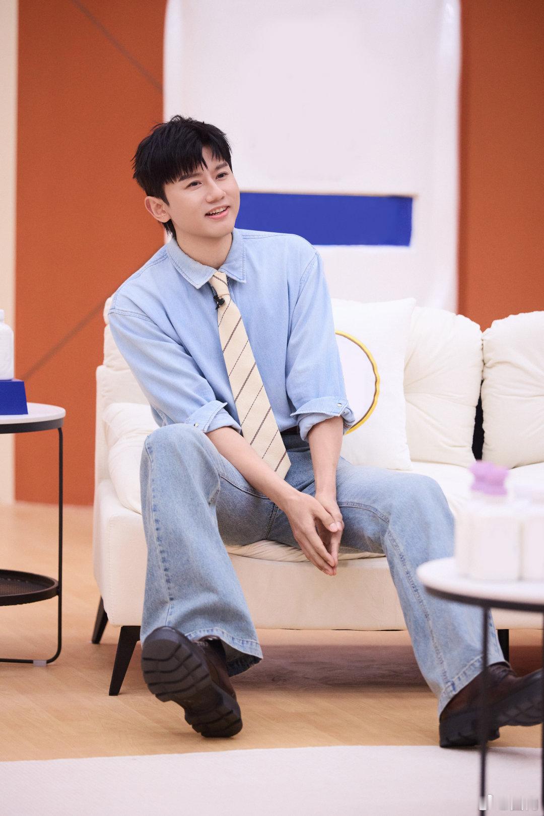 听张杰励志歌曲感受拼搏力量  张杰向高考学子送来祝福：在这个叫做“高考”的年轻战