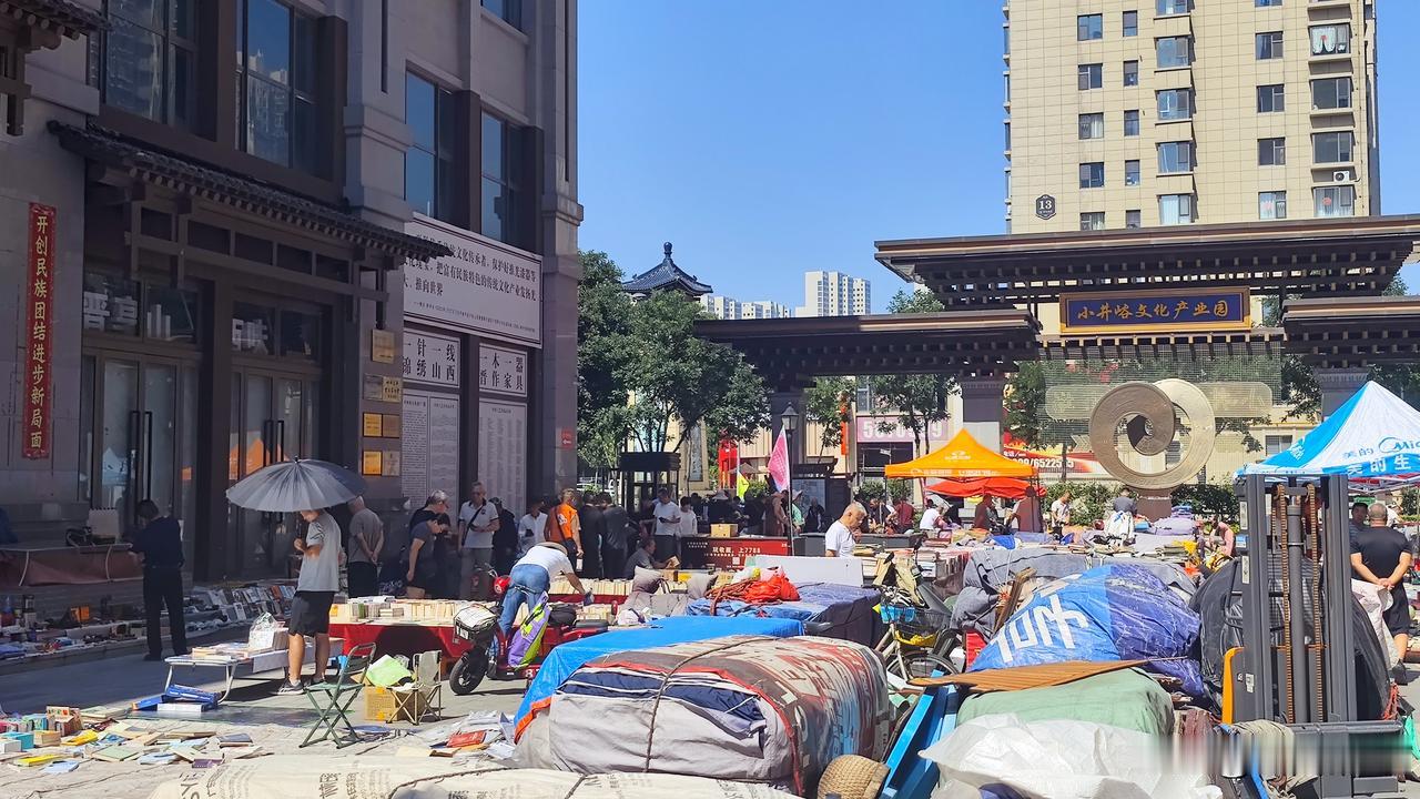 今天周日，昨夜下过雨后，今日晴空万里，艳阳高照，太原小井峪文化园内热闹非凡，特别