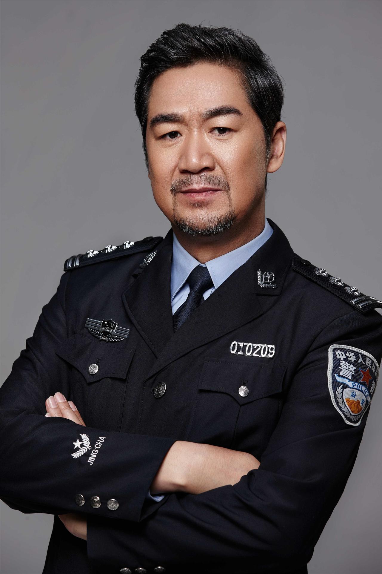 女演员，蒋雯丽说，张国立这个人，就是较真，特别是台词，总是翻来覆去的琢磨，演金婚