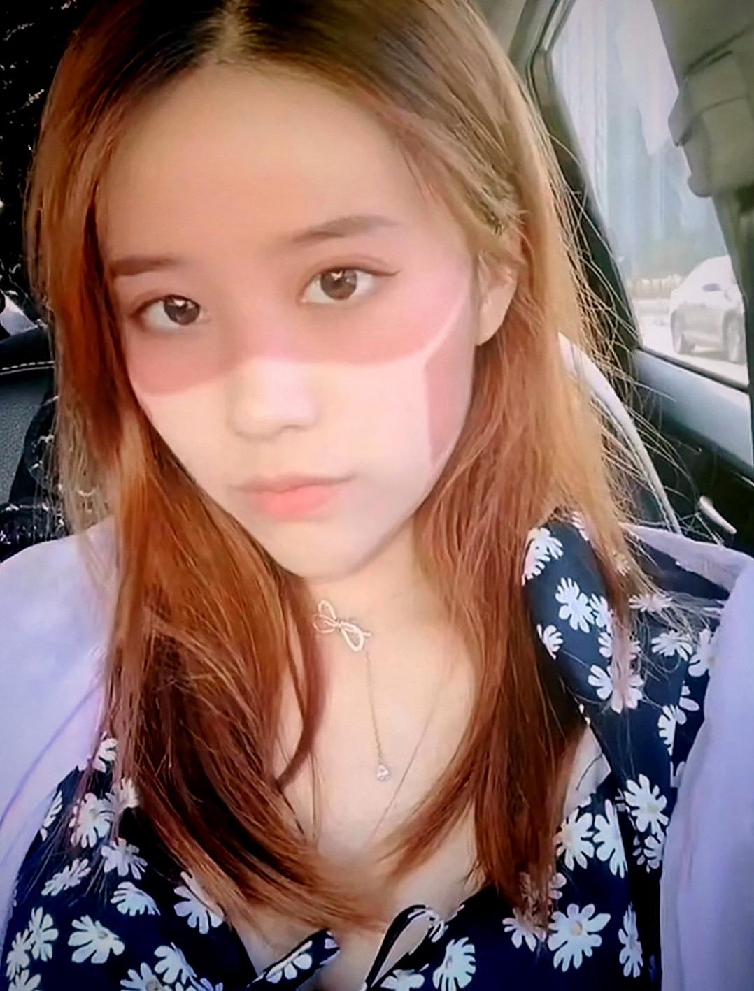 今年很奇怪
爱美的女孩戴上了防晒面罩
打扮像外星人

不过
面罩也有后遗症哦
要