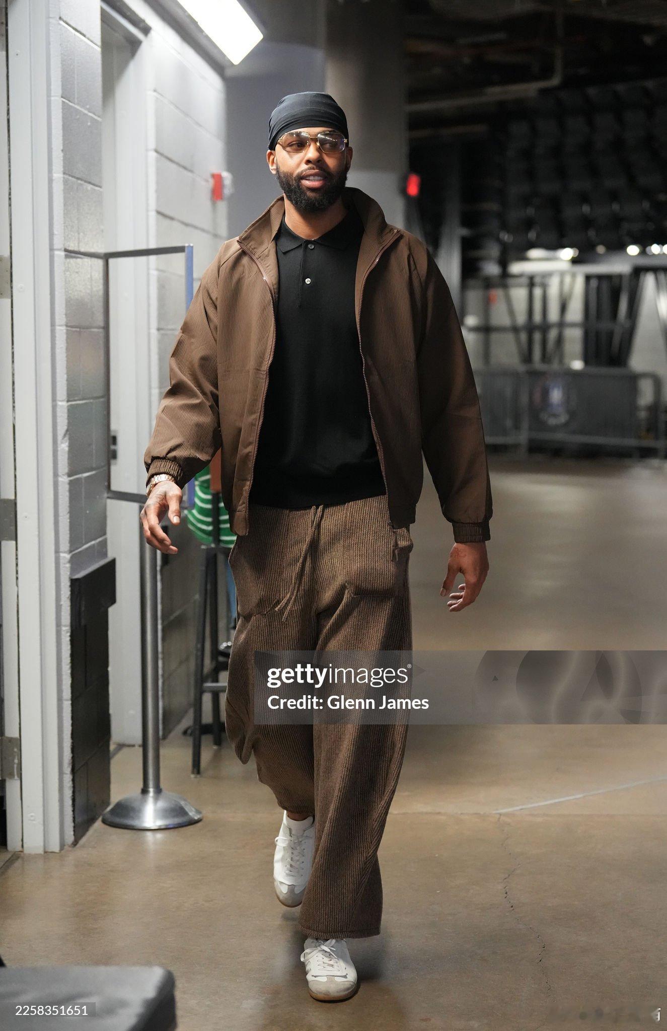 MFFL 来自Michael Scotto的消息。雄鹿有意拉塞尔。独行侠vs火箭