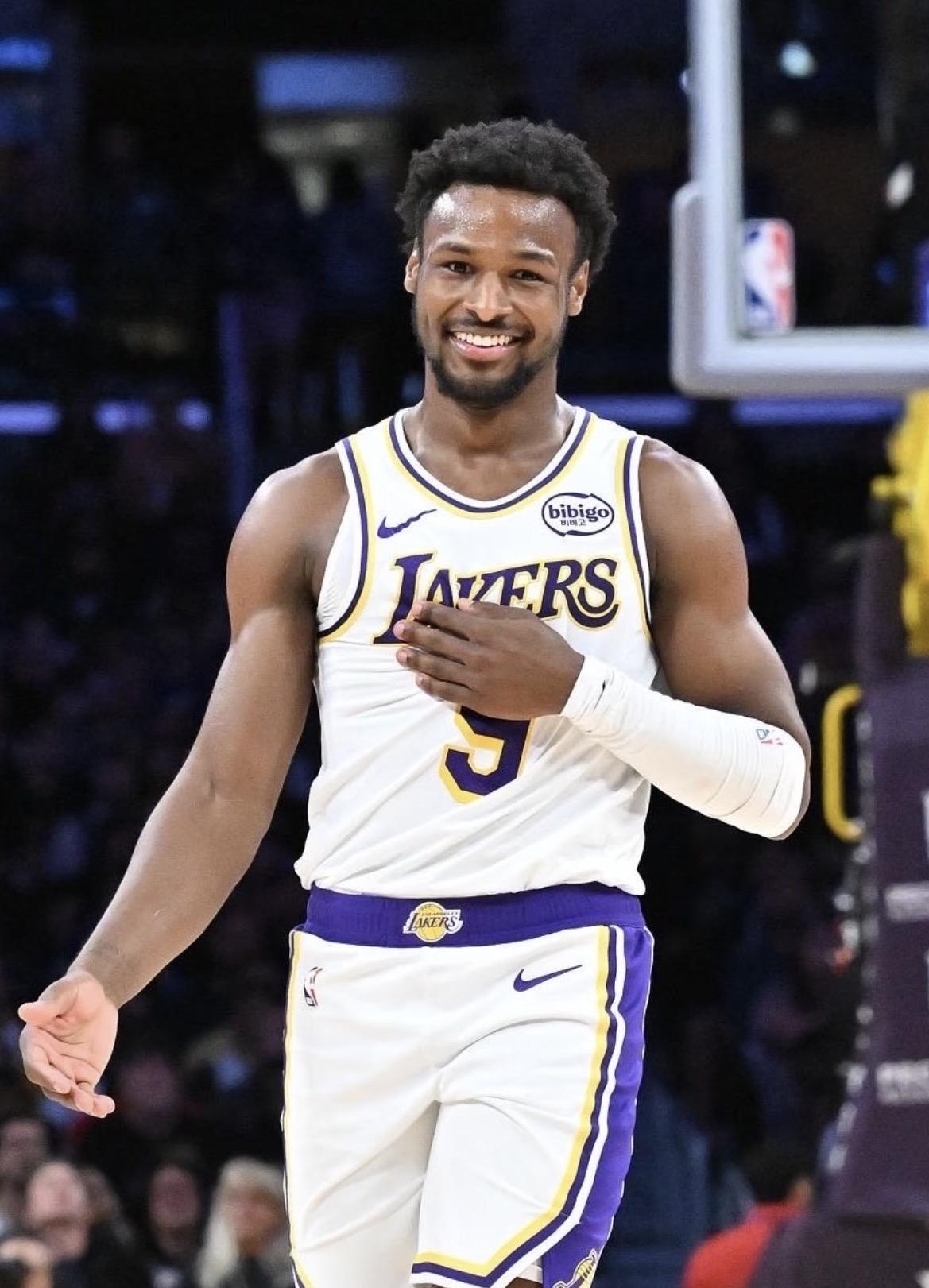布朗尼进入NBA以来，几乎每一次出场都带着同一个前缀——勒布朗的儿子。

如今詹