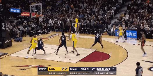 湖人客场挑战骑士队的比赛，湖人队在第三节遭遇了崩盘，单节净输20分，三节结束已经