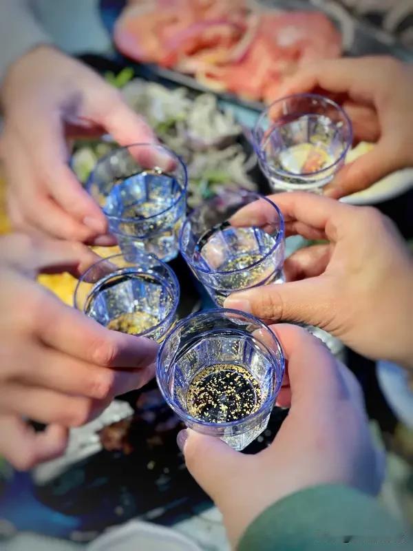 看到“美酒三巡送旧岁”这个上联，瞬间就有了灵感。我对“花炮一响迎新年”。
美酒喝