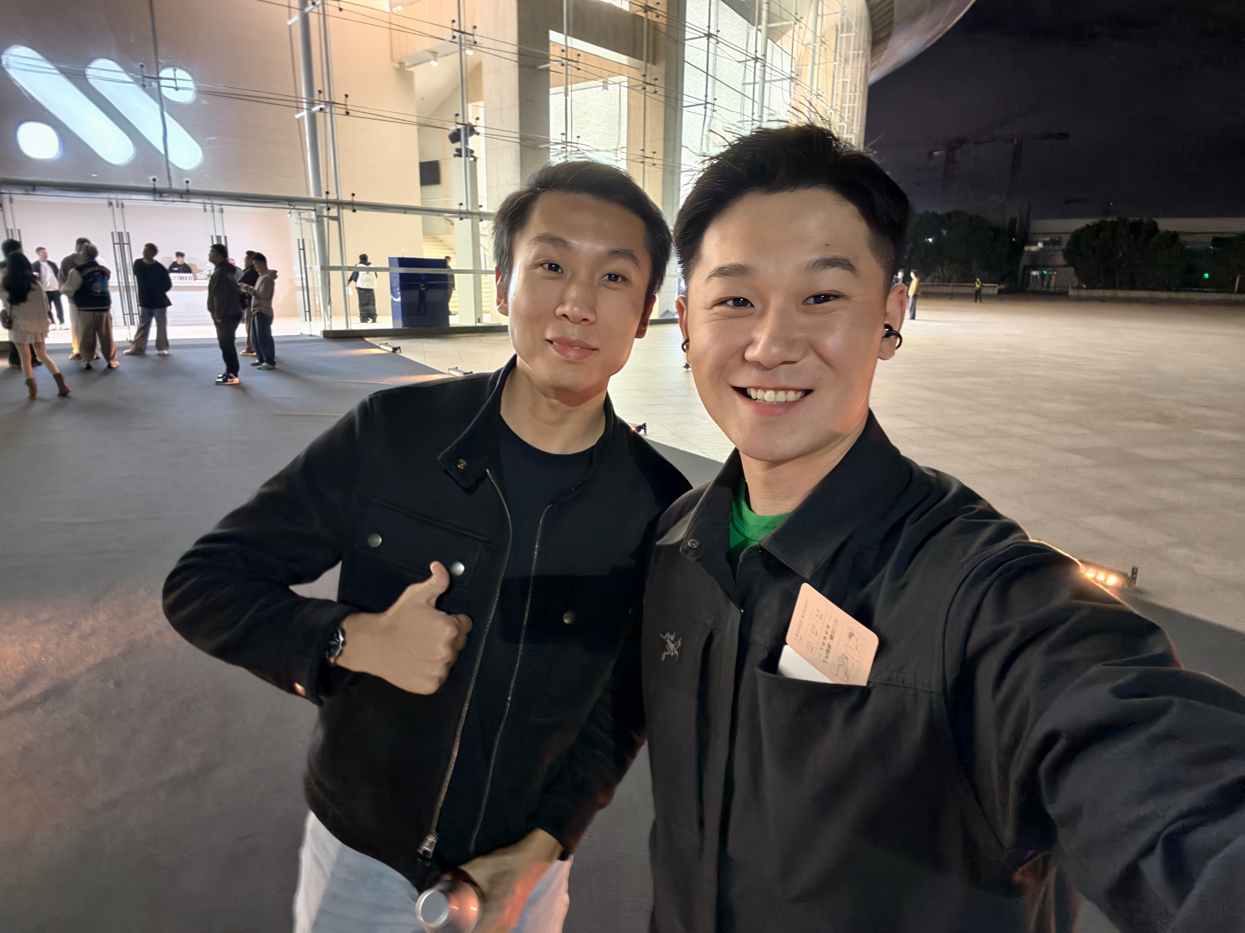 昨晚看完智己ls9发布会顺便追个星，小敖老师大拇哥竖的很专业，看来没少被粉丝要求