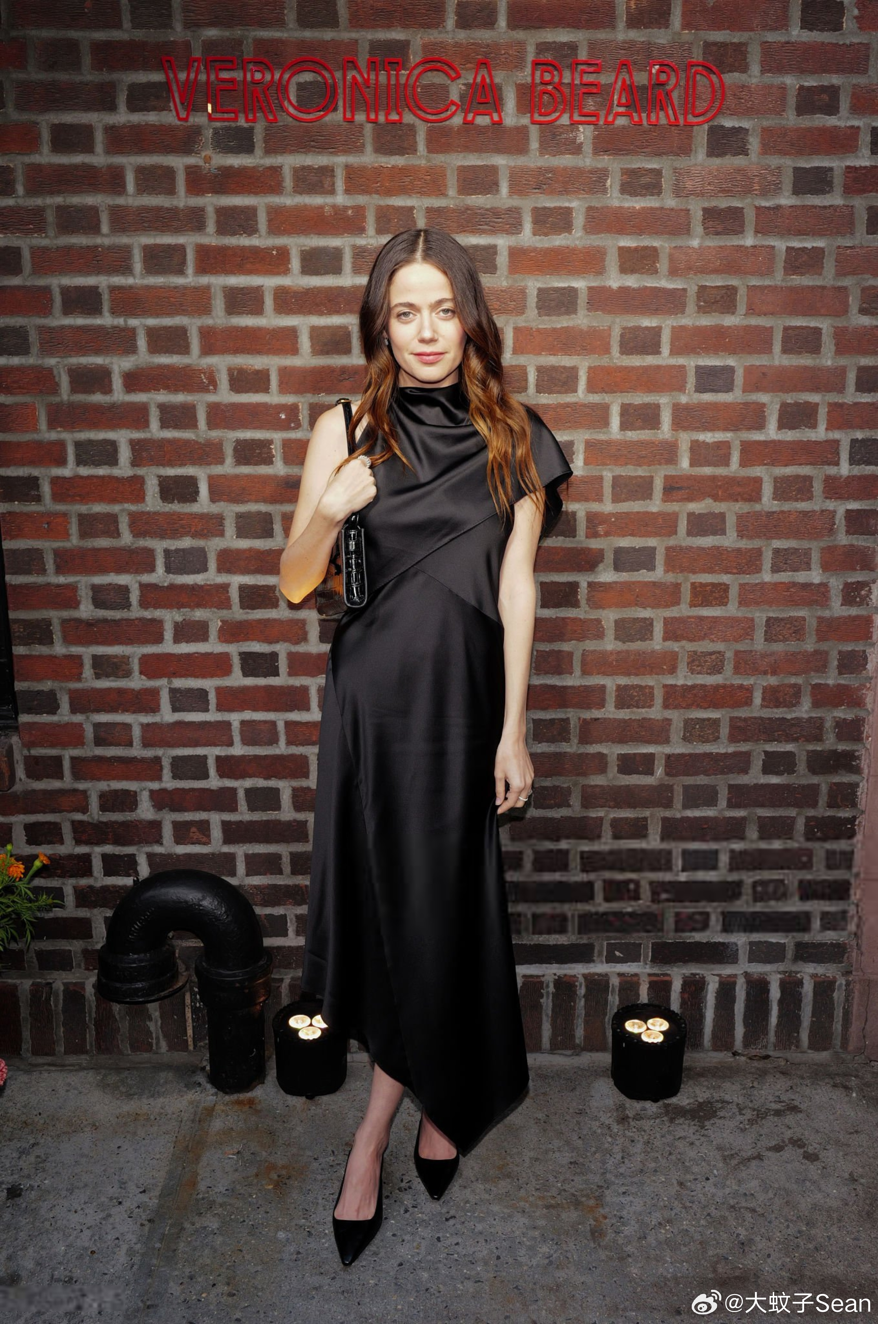 molly gordon莫莉戈登在纽约时装周期间出席服装品牌Veronica B