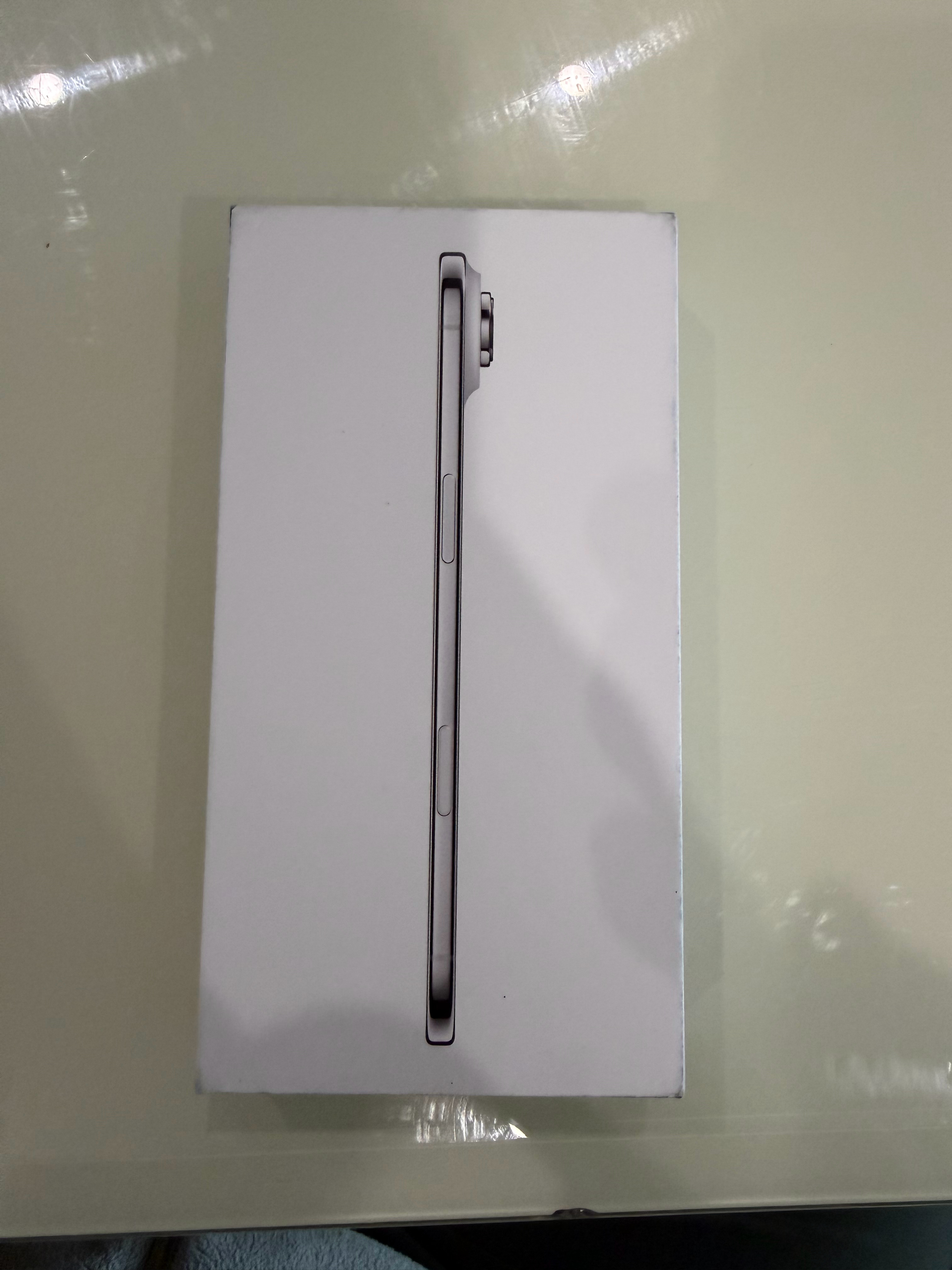 两天前我还对iPhone air 骂骂咧咧，今天就买了台，我怀疑我有点分裂[流汗