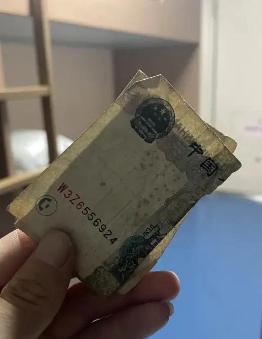我有种预感，

这种事以后还会遇到。

昨晚在威海港坐船，想用现金买烤串，对方不