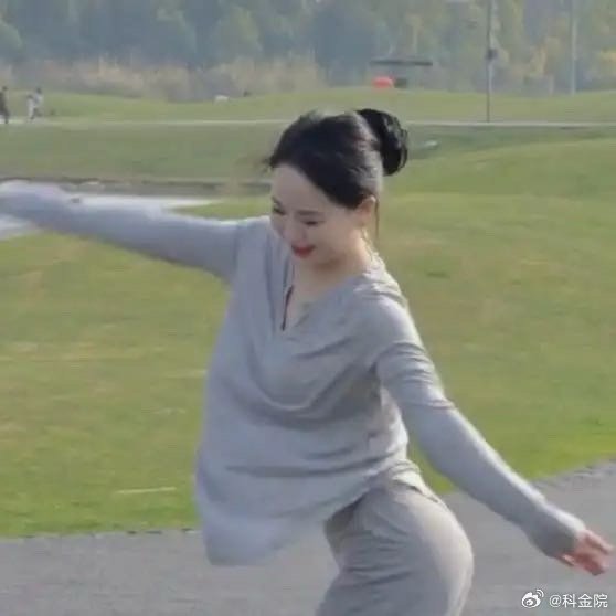 《藏族姑娘翁姆，舞美人美身材靓丽！》播放量：1.8万点赞量：379网页链接