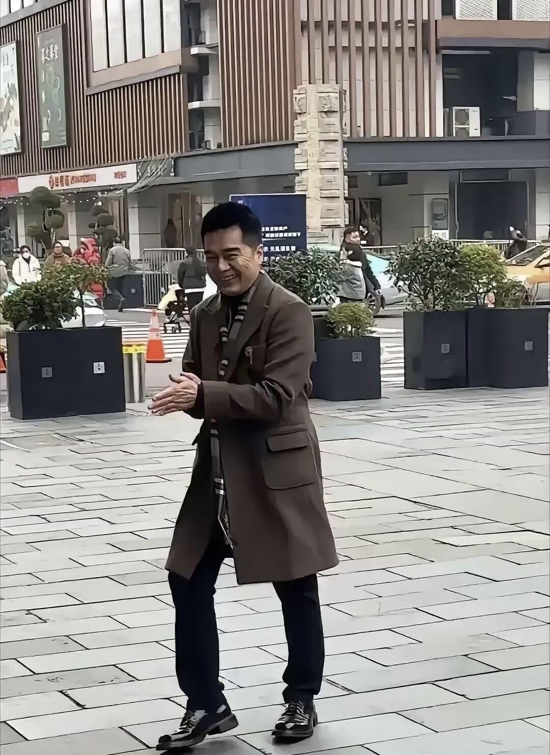 男明星像他这样不化妆的，长相也没有那么精致，看着就和一般的中年男人差不多。

不