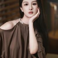 我的今日状态：😁轻松愉快
我这里的天气：☀️晴天
美女车模穿搭写真