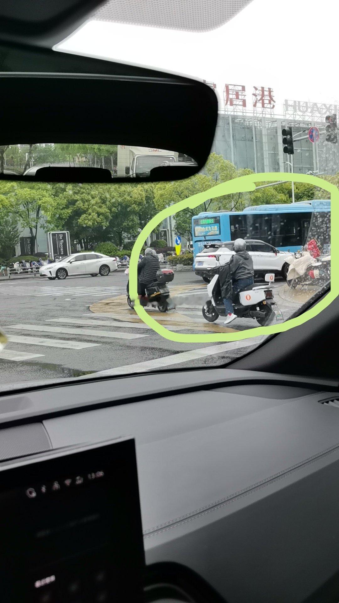 公交直行，小汽车右转，小汽车亲了公交车右侧屁股，是小汽车全责吗？