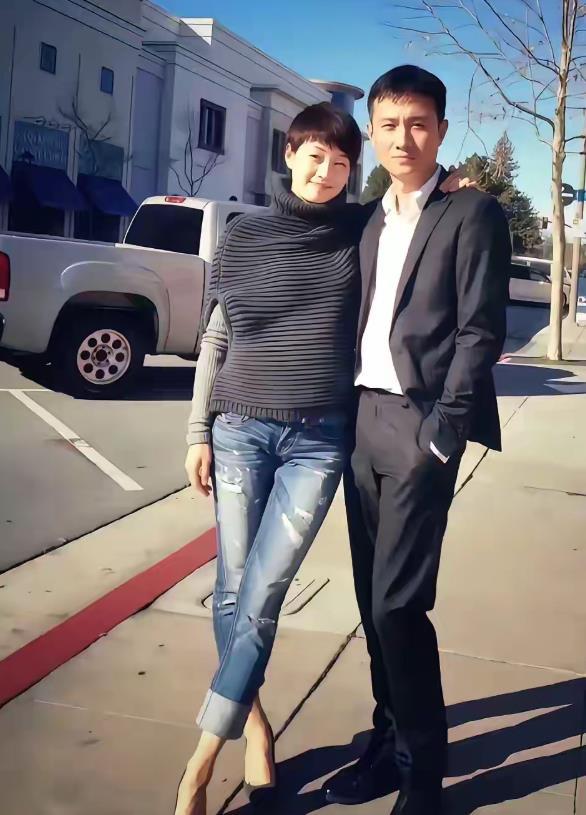 这两位都认识吧？
文章好容易通过话剧冒泡了，却很快就不见啦，据说现在在上海卖面条