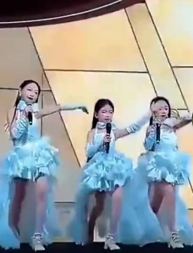 张杰谢娜的三个女儿好漂亮，三人合唱好好珍惜有妈妈的日子，唱哭了在场所有人。有三个