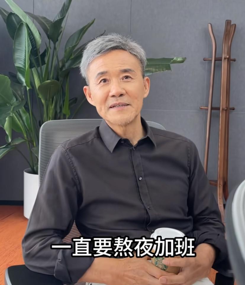 王石，早谢顶了吧了？73岁，竟然长头发啦？这是植发了？还是戴的假发呀？看着花白像