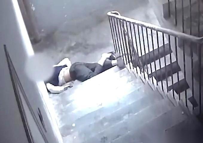 就为扔个垃圾，从18级台阶上滚下去，摔了个十级伤残。
回头就把物业告了，张嘴要2