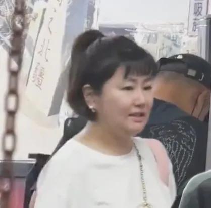 44岁S.H.E成员任家萱如今的状态，

给所有女明星都提了醒，

那就是，无论