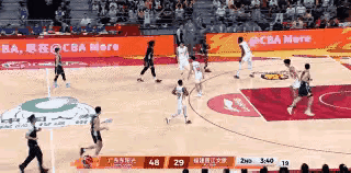 心疼我崔哥。每场比赛都摔地板。 