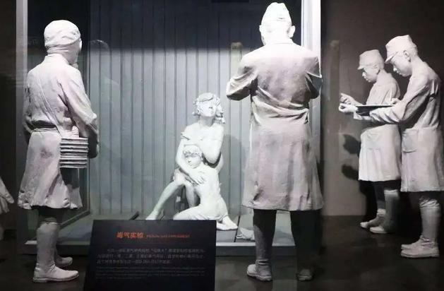 1941年，在零下40度的内蒙，几名731部队士兵把一名冻成“雪人”的妇女押回实