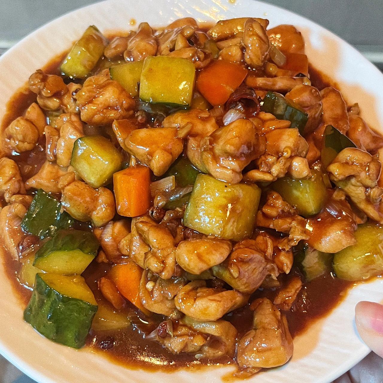 宫保鸡丁，酸甜爽口 好吃不腻，超下饭哦

饭扫光的宫保鸡丁家庭版做法来咯；酸甜爽