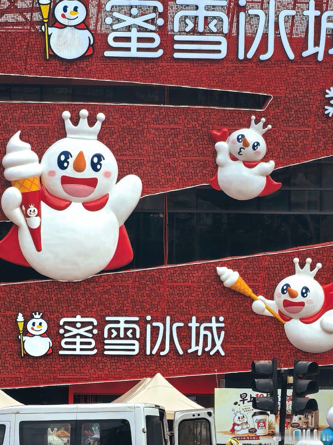 上周末去西溪银泰城那边。那里有段林荫路走走很舒服，是崇信路的路口往西拐，走到头就