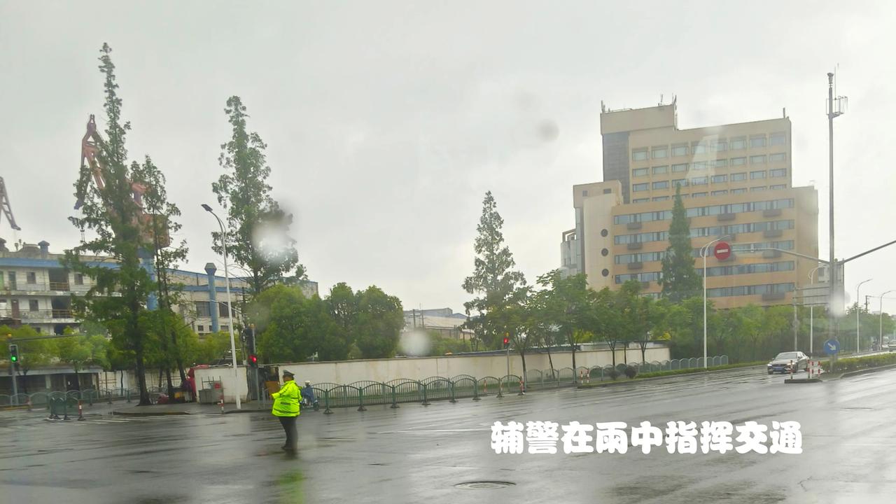 无论风霜雨雪，也无论严寒酷暑，人们总能在浦东大道莱阳路口，看到一位既十分敬业，又