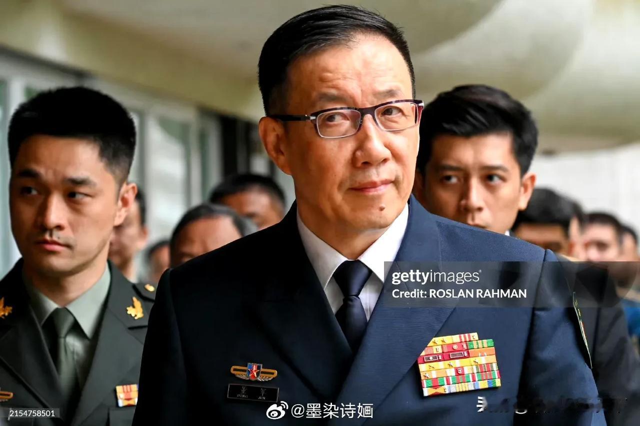 中美两国防长今天中午1点在新加坡举行非正式会谈，这是法新社镜头下的中国国防部代表