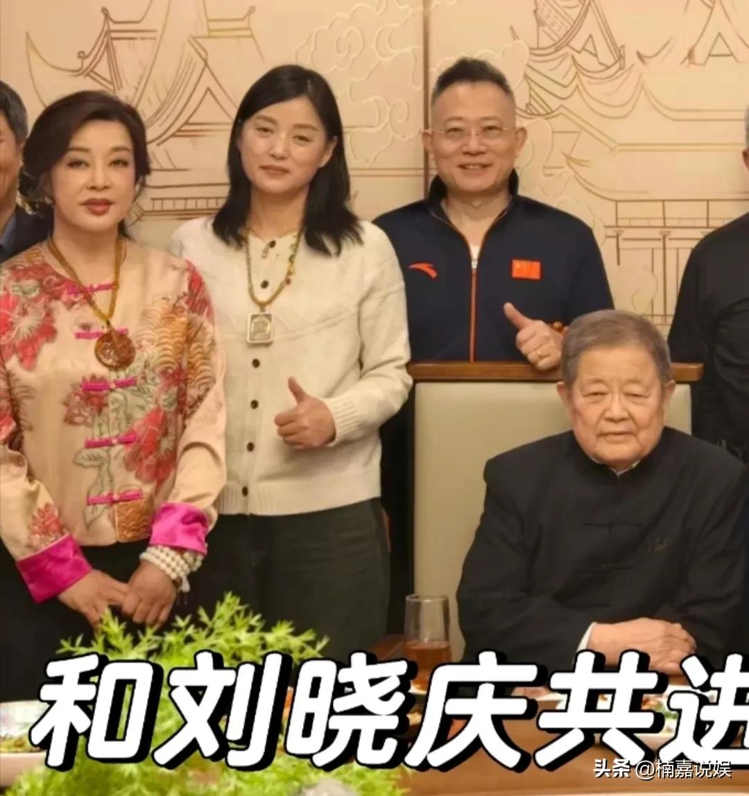 刘晓庆和短剧导演、制片人一起在石家庄万达广场一餐厅聚餐，老公王晓玉现身陪同。
7