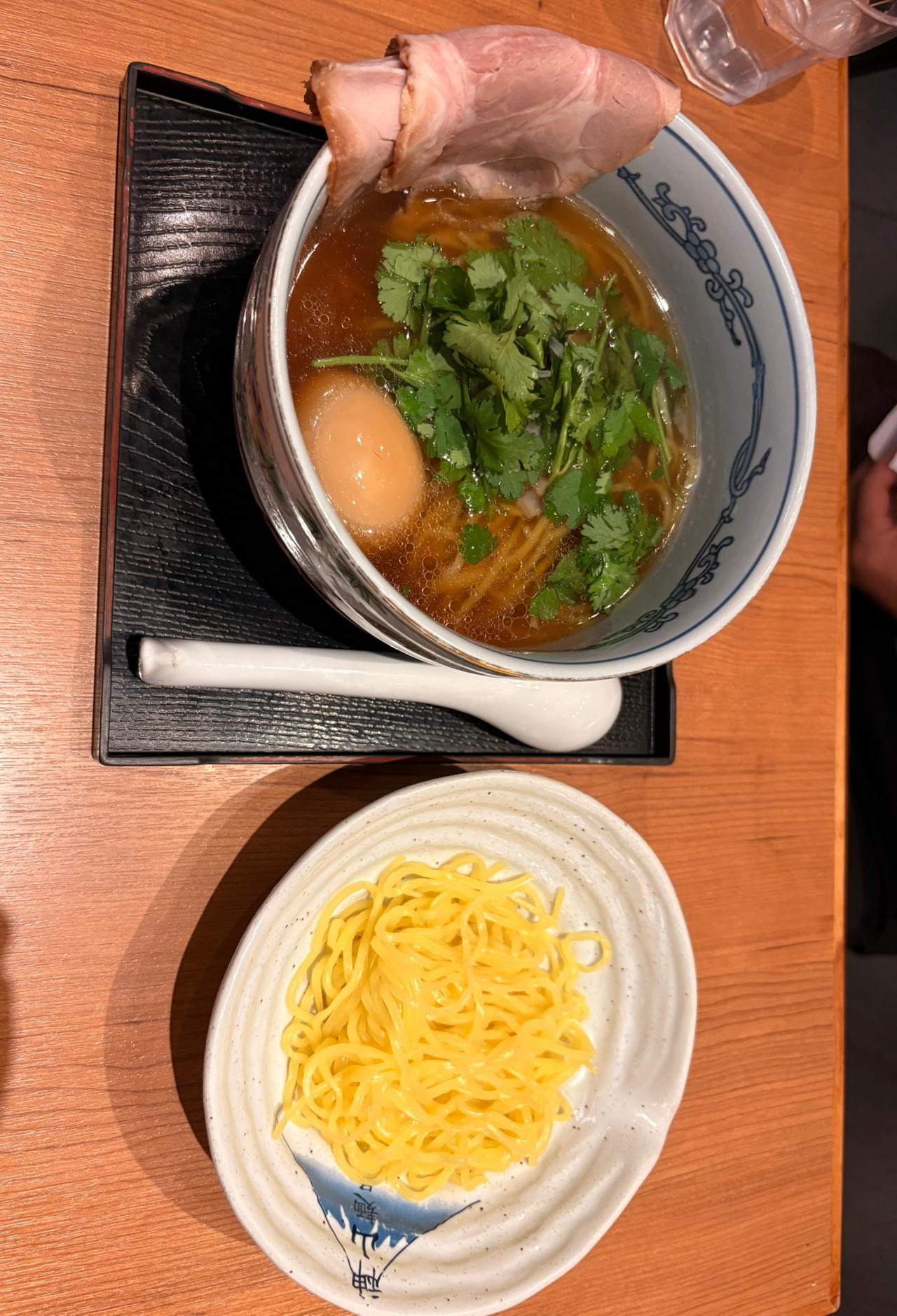 晚上就要吃清淡一点

搞了一碗面条，加了一个卤蛋，再加了几片牛肉，
这就是我的晚