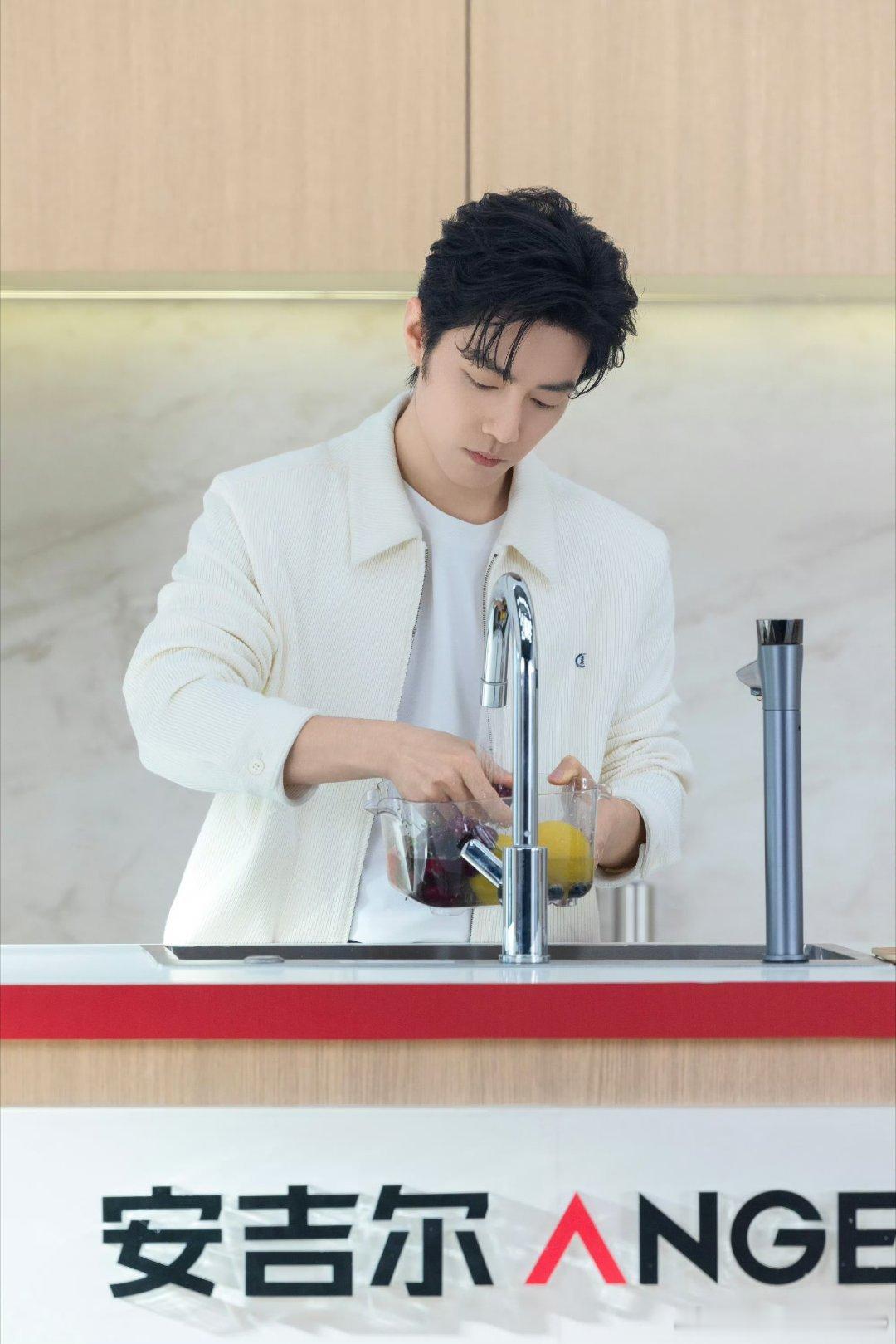 肖战用冰块画了一幅画肖战携手安吉尔两周年  一直很喜欢肖战传递的生活态度——温柔