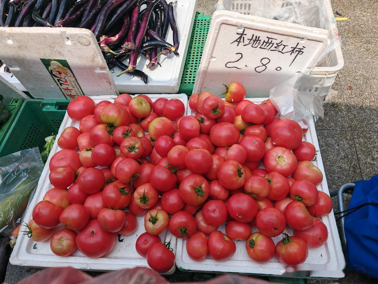 吃过早饭，拉着购物车去小区买菜点逛了一圈。
（周五是原来小区买菜点的时间）

好