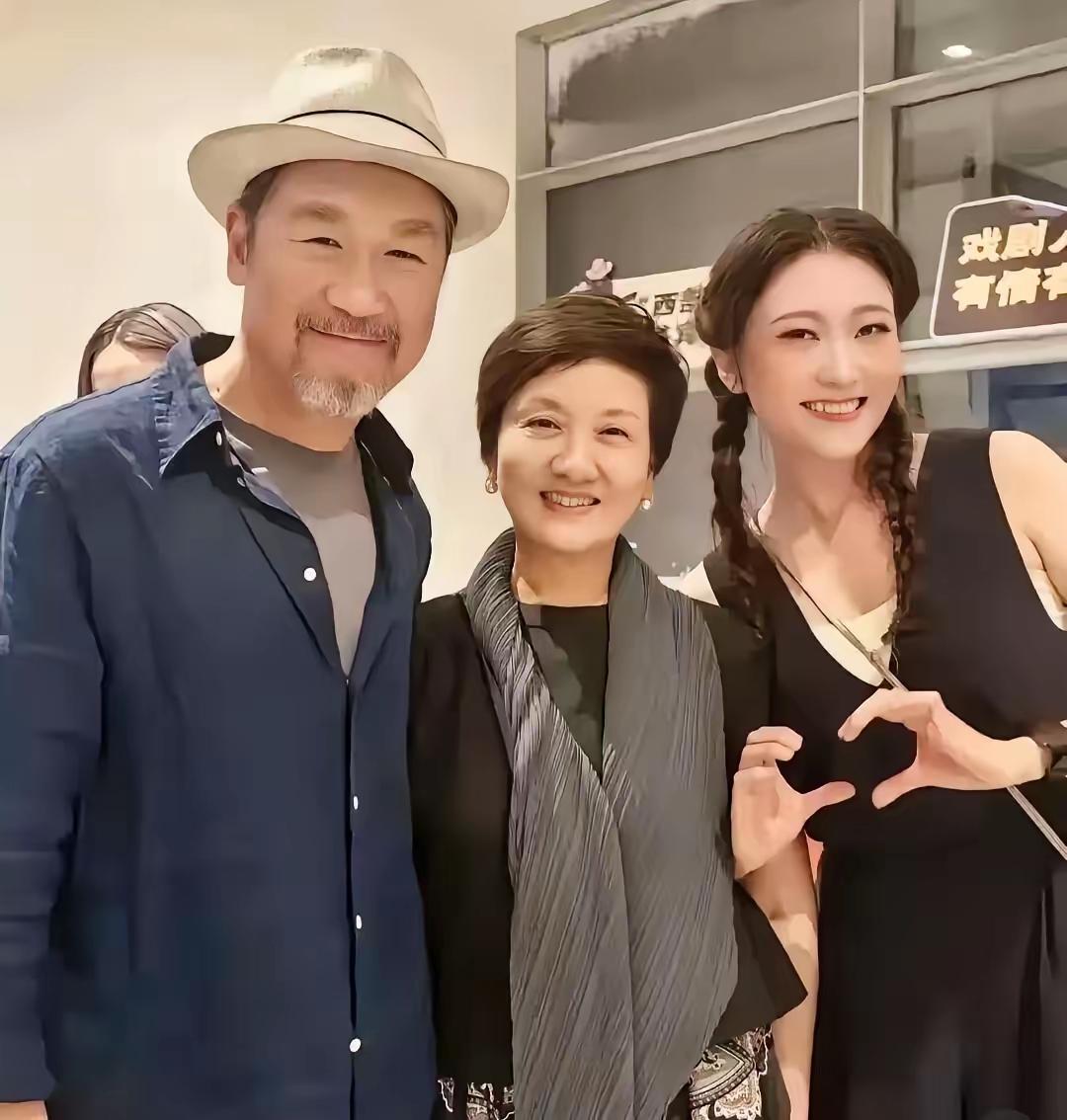诸葛亮邓婕我认识呀，但是他身边的美女是谁？
像是闺蜜，又像是闺女，她的身材很苗条