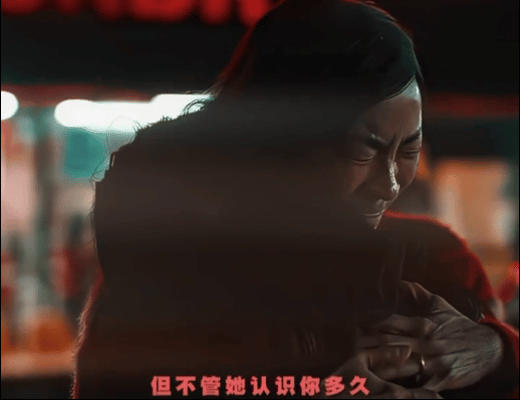 内娱想破头都拍不出这样的母爱 母亲清理凌乱屋子，厚冰象征母女隔阂，她以为拯救女儿