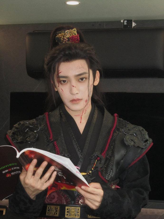 侯明昊 挑战和萧无衣对视 短短一个对视动作，道尽角色内心万千情愫。侯明昊精准拿捏