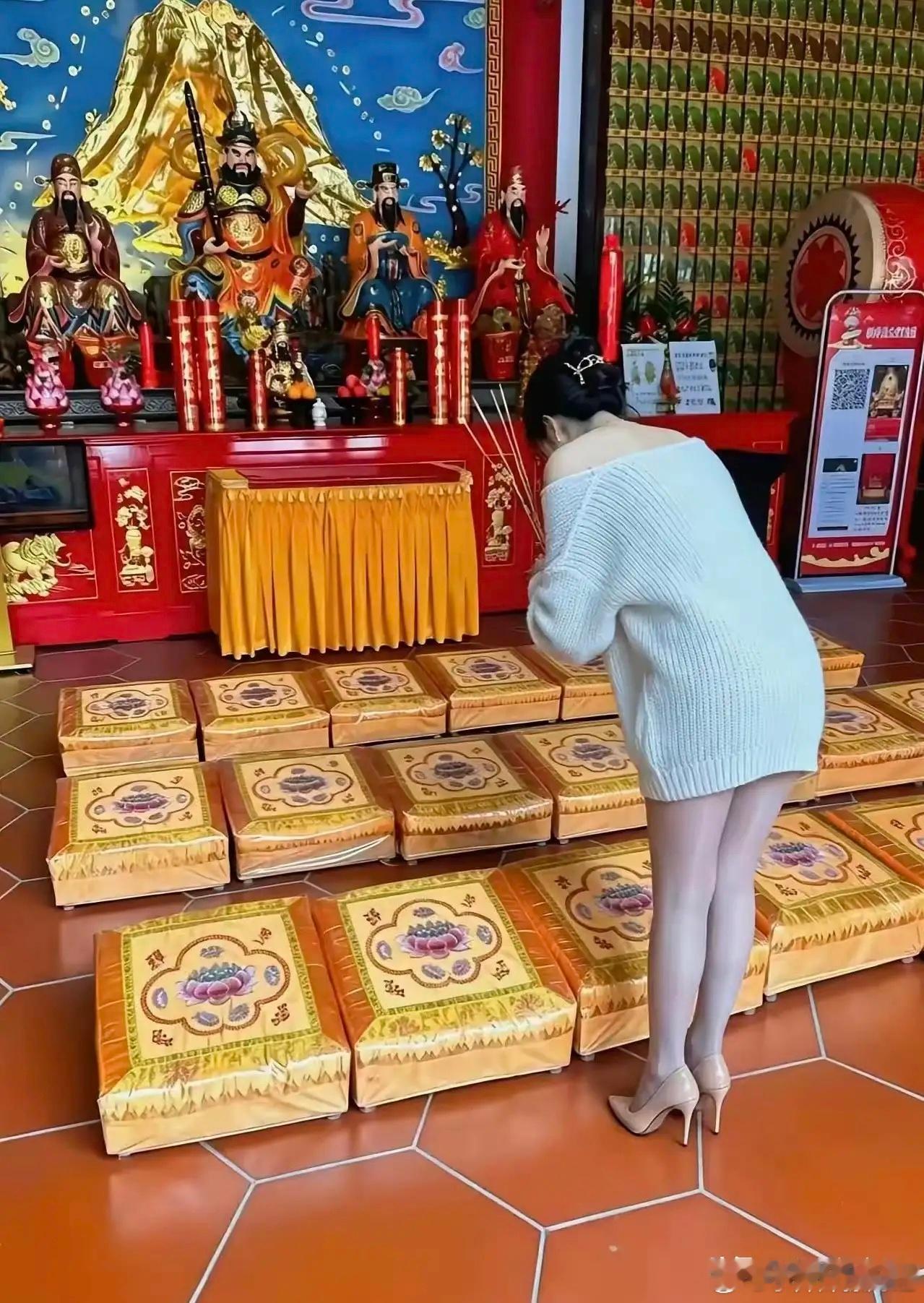 不建议穿这样拜佛，这让现场禅师很尴尬吧？ ​​​