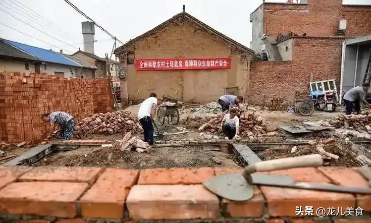 农房要统一翻建了？村庄规划落地，这些地方下半年优先动工
 
近期不少农村流传农房