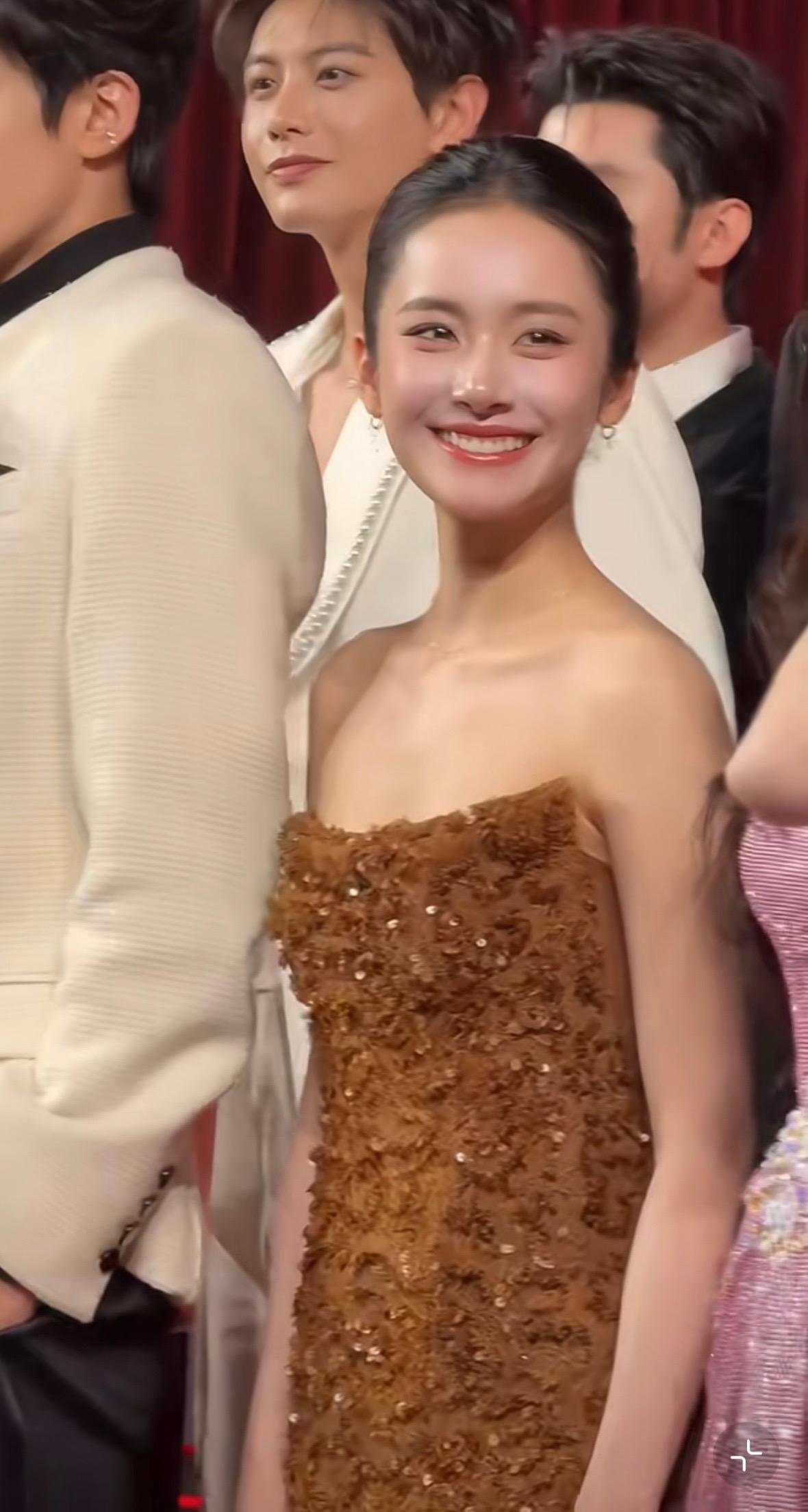 范诗然梳大光明造型也太亮眼了！！！！很完美的一颗头，很美丽的面容。