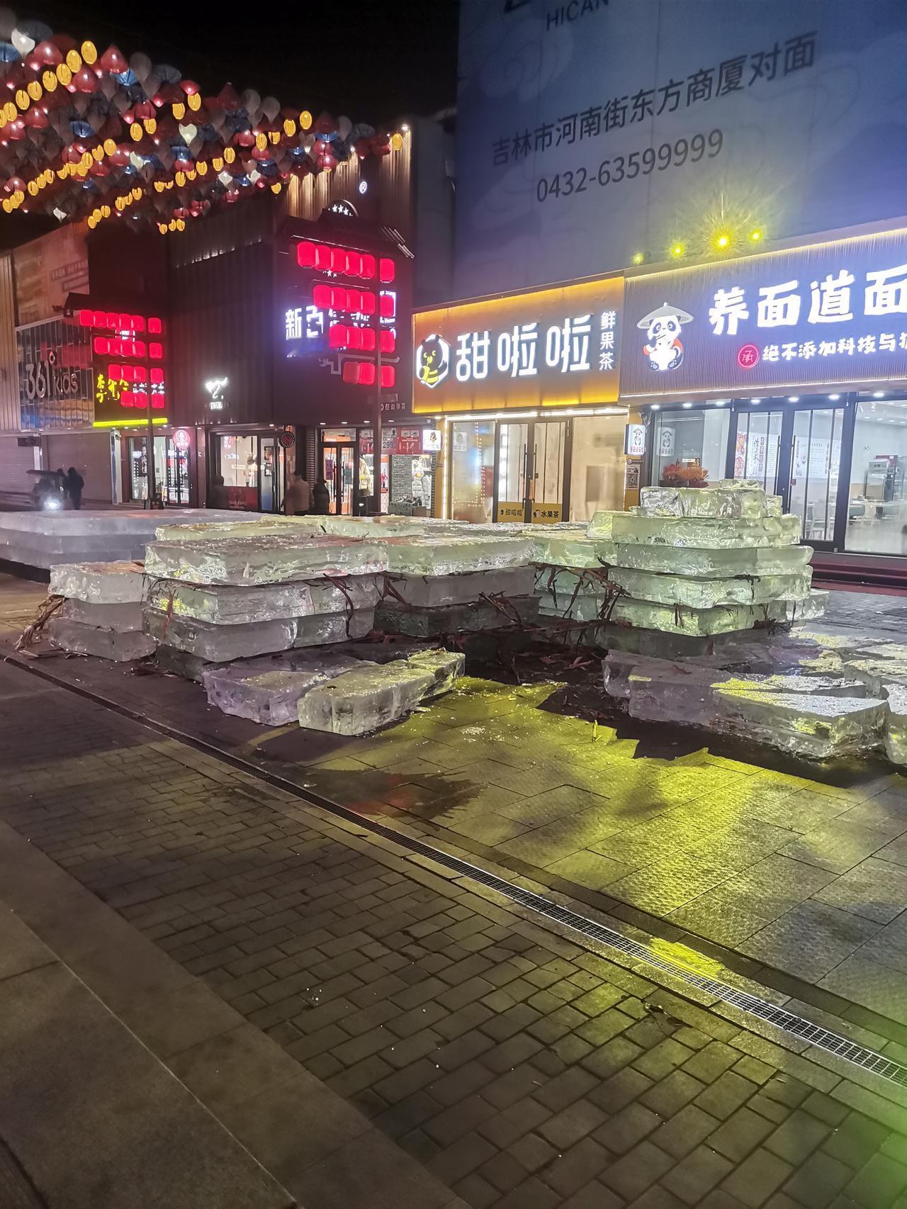 吉林市河南街这是要打造冰雕吗？整条街道都堆满了冰块，下周最高温度零上5度，挺有挑