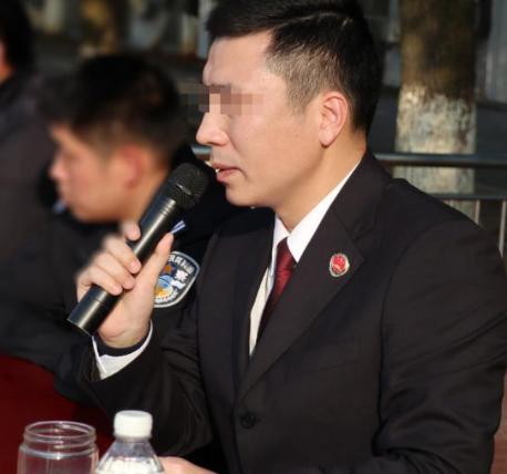 2001 年四川一名检察官执意要和妻子离婚，公然带着情人登堂入室刻意羞辱原配，满