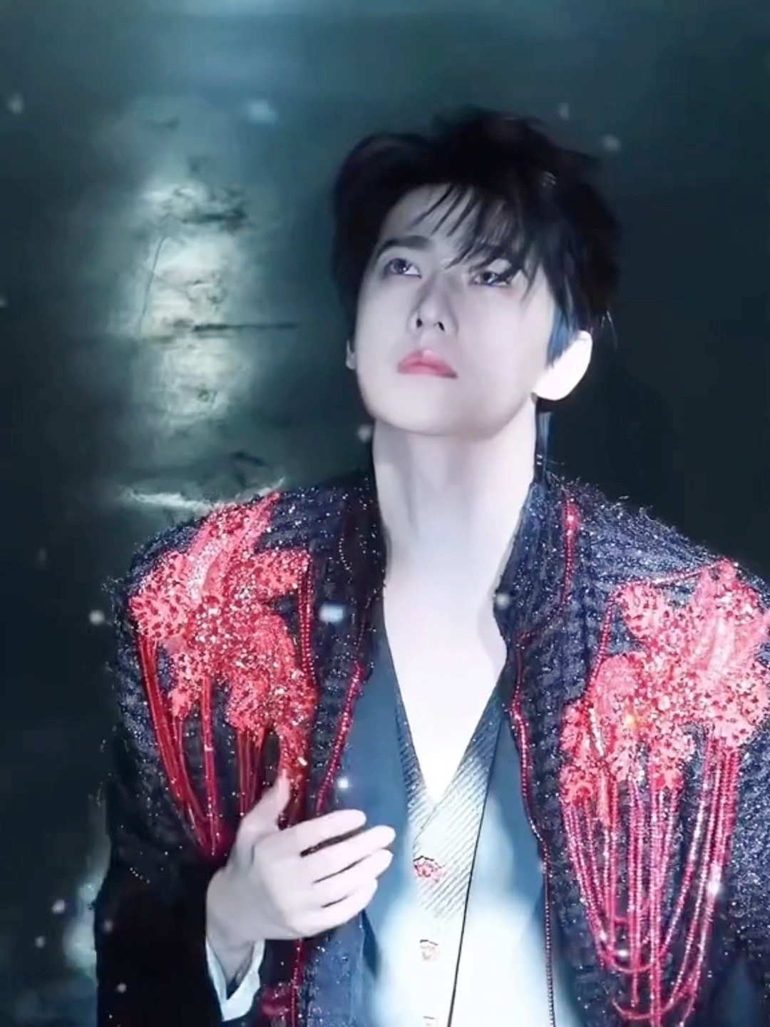 杨洋异域波斯猫塑 是谁被杨洋的波斯猫气质拿捏了我不说！红流苏黑斗篷，配上清冷蓝瞳