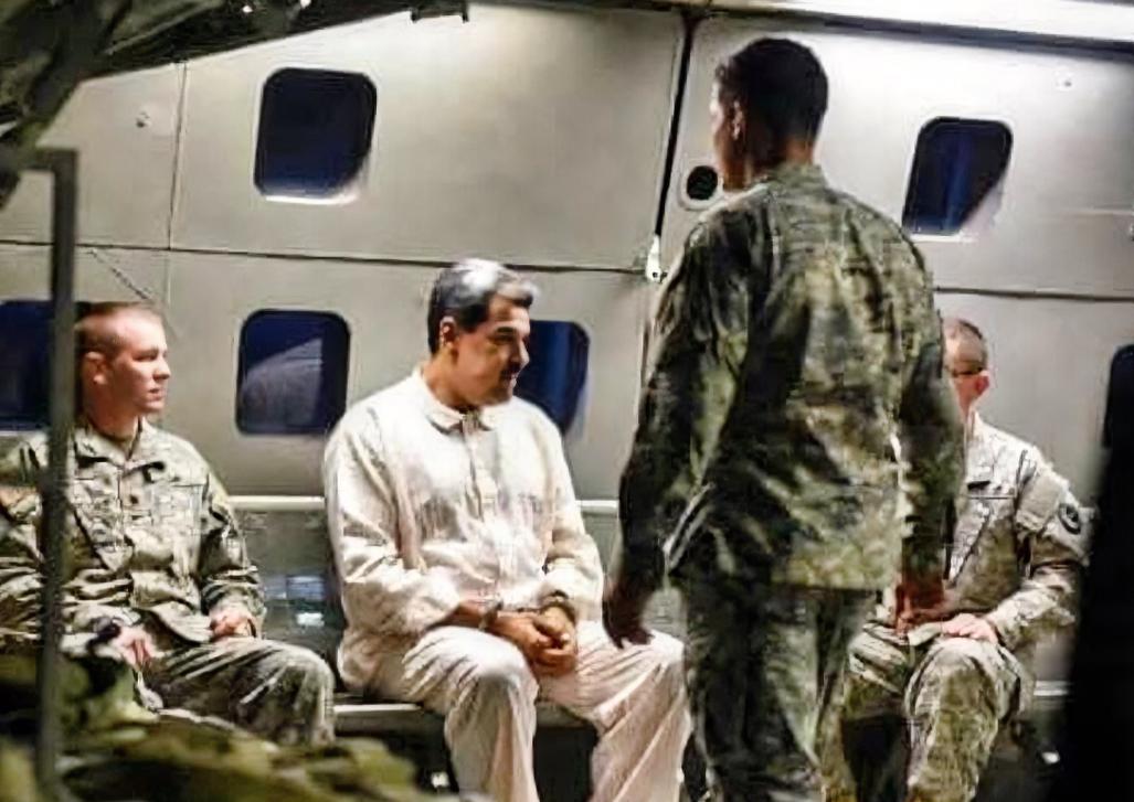 重磅！美国陆续公布马杜罗被抓捕的照片后，俄罗斯再次强烈谴责美国，并且要求放人。