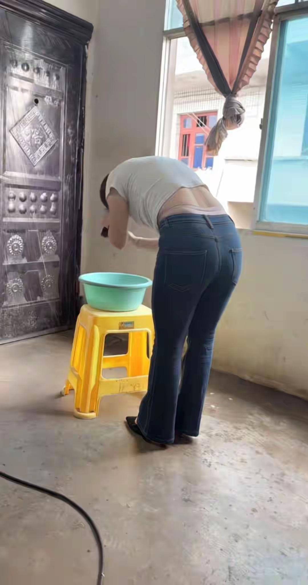 隔壁邻居住着一对母女，女人41岁，带着一个6岁的孩子在南宁工作！女人一边上班，一