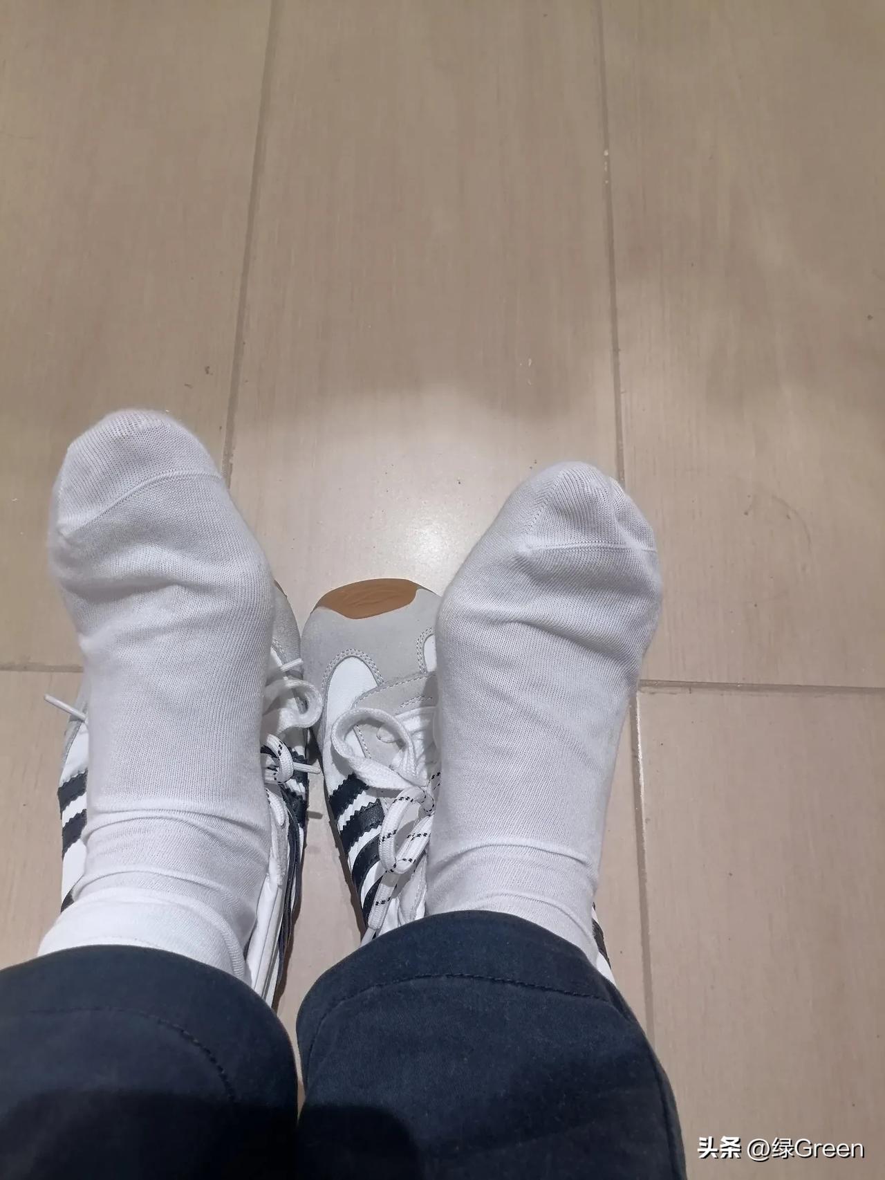 放松下，如果脚臭就会被发现，幸运的是，我不臭。